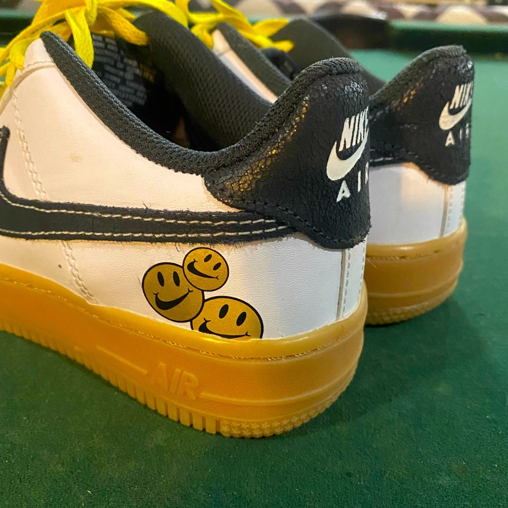 Go the e real smile Nike Air Force ones